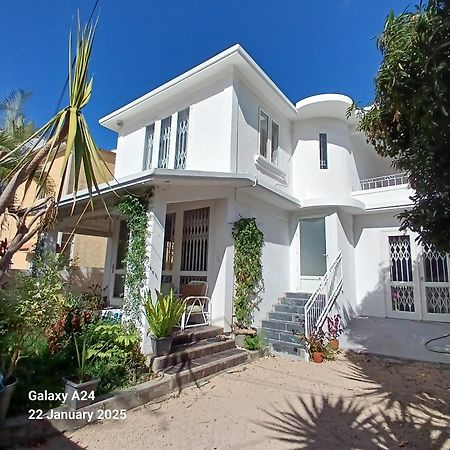 The Coral House Apartment Rivière Noire Екстериор снимка