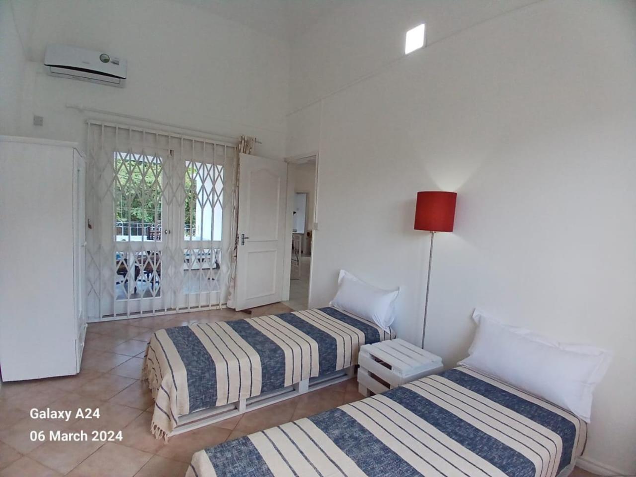 The Coral House Apartment Rivière Noire Екстериор снимка