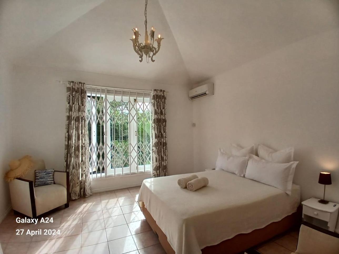 The Coral House Apartment Rivière Noire Екстериор снимка