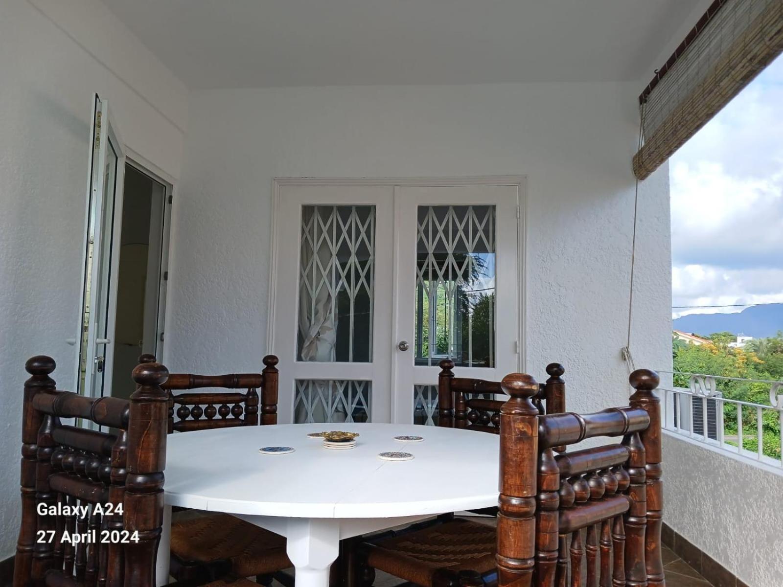 The Coral House Apartment Rivière Noire Екстериор снимка