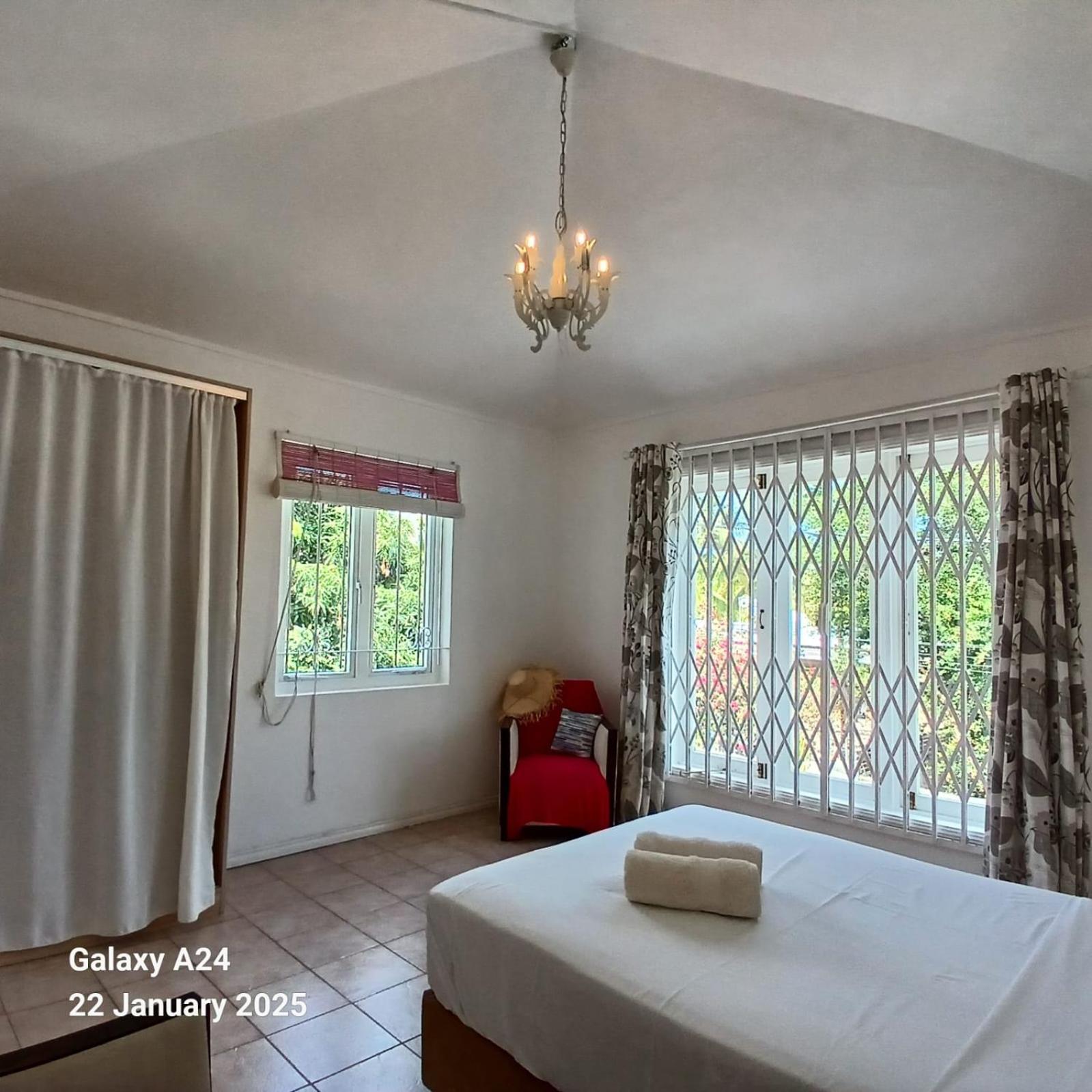The Coral House Apartment Rivière Noire Екстериор снимка